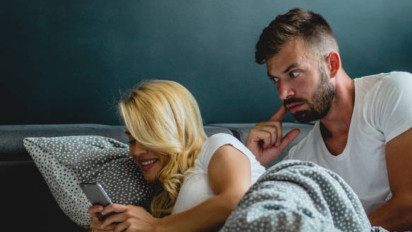 Suami Wajib Tahu, Ini Tanda Paling Terlihat Saat Istri Anda Selingkuh dengan Pria Lain Lewat HP, Hal Tak Disangka Ini Ternyata...