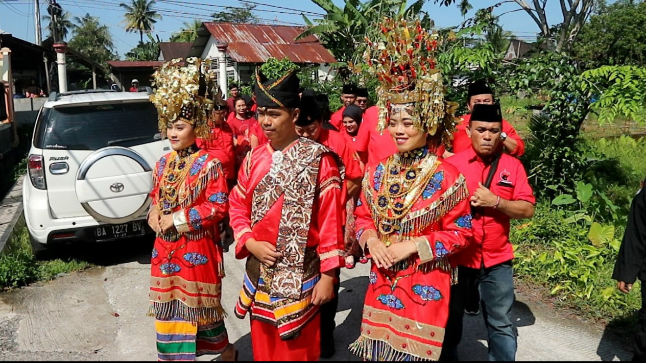 Dikawal ‘Bujang Gadih’ Berbaju Adat PDI Perjuangan Menjadi Pendaftar Pertama di KPU Padang
            - galeri foto