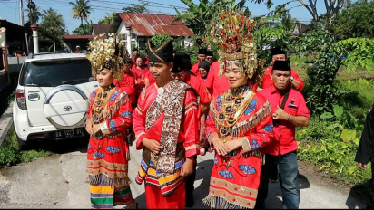 Dikawal ‘Bujang Gadih’ Berbaju Adat PDI Perjuangan Menjadi Pendaftar Pertama di KPU Padang