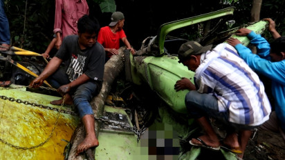 Diduga Rem Blong Truk Pengangkut CPO Terjun ke Jurang, 1 Tewas, 2 Luka