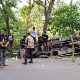 Diduga Mengantuk, Truk Pengangkut Beras Terguling di Jalur Mallawa Maros