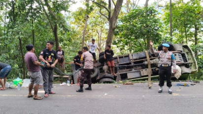 Diduga Mengantuk, Truk Pengangkut Beras Terguling di Jalur Mallawa Maros