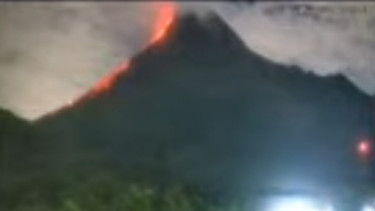 Dalam 6 Jam Gunung Merapi Luncurkan 25 Kali Guguran Lava Pijar Sejauh 1,8 Kilometer