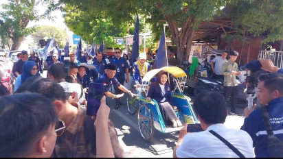 Unik, Bacaleg Partai Nasdem Sulteng Mendaftar ke KPU Naik Becak