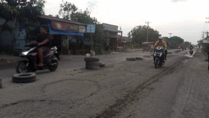 Tak Kunjung Diperbaiki, Warga Gunakan Ban Bekas untuk Tutupi Lubang di Badan Jalan