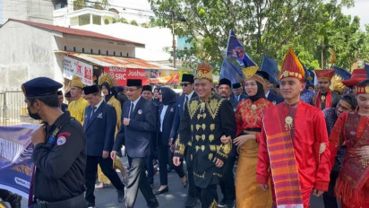Gunakan Pakaian Adat, Relawan Anies Longmarch Antarkan Bacaleg Partai NasDem Mendaftar ke KPU