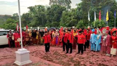 Dengan Pawai Budaya 7 Etnis PDIP Partai Pertama Daftarkan Bacaleg ke KPUD Dumai