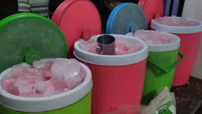 Cuaca Terik di Surabaya, Enaknya Minum Es Permen Karet sebagai Pelepas Dahaga