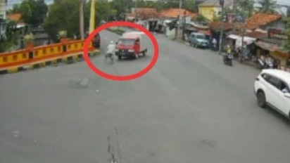 Terobos Lampu Merah, Seorang Kakek Bersepeda Ontel Tertabrak Mobil Boks di Bangkalan