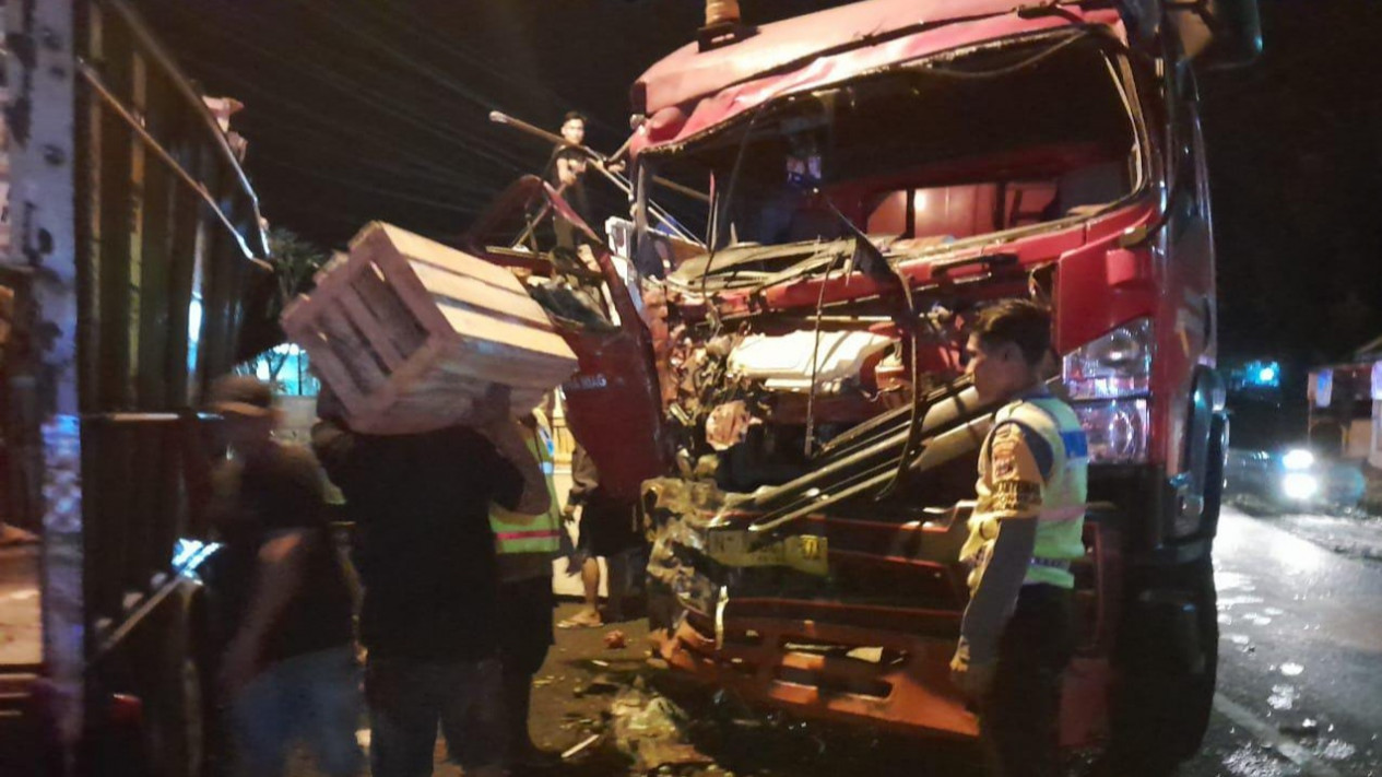 Truk Tangki BBM Adu Jangkrik dengan Truk Buah di Banyuwangi, 2 Orang Luka-luka
            - galeri foto