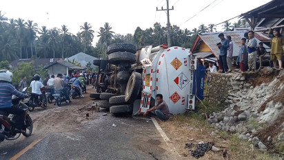 Tak Kuat Menanjak, Truk Tangki Solar Terguling dan Sopir Tewas