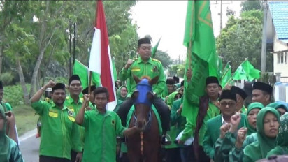 Bikin Sensasi, Ketua PPP Deliserdang Daftar Bacaleg ke KPU Tunggangi Kuda