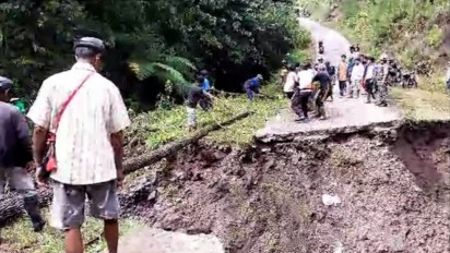 Diterjang Air Bah Dari Pegunungan, Jembatan Penghubung Antar Lembang di Uluwai Rubuh, Ribuan Warga Terisolir