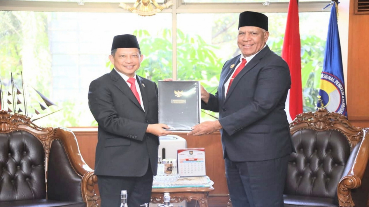 Jabatan Pj Gubernur Papua Barat Diperpanjang, Waterpauw Surat Keputusan Presiden Harus Dijalankan, Ini Amanah
            - galeri foto