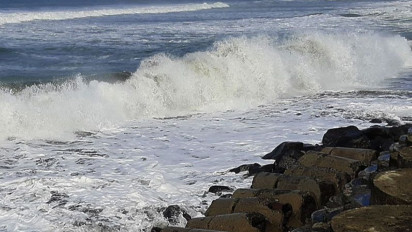 BMKG Sebut Tinggi Gelombang Laut Selatan Jabar-DIY Sangat Tinggi Capai 6 Meter