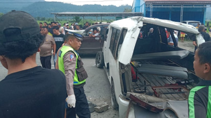 Melaju dengan Kecepatan Tinggi, Mobil Angkutan Terbalik, 8 Pelajar di Taput Terluka