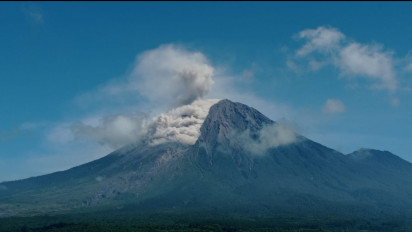 Alami Erupsi, Gunung Semeru Muntahkan Awan Panas Guguran Sejauh 1500 Meter, Warga Diimbau Waspada