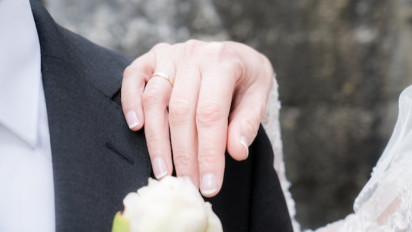 3 Artis Ini Ternyata Pernah Menikahi Ibu Angkatnya Sendiri, Seperti Apa Ceritanya?