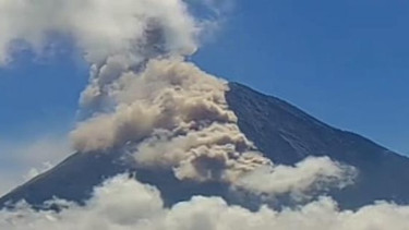 Gunung Semeru Alami Erupsi dan Muntahkan 2 Kali Awan Panas Guguran, Ini Datanya