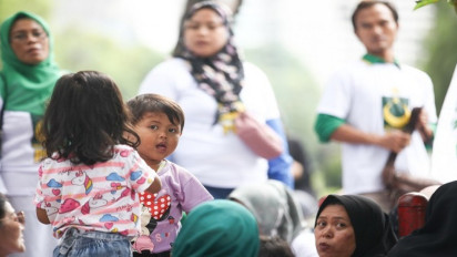 Simpatisan hingga anak-anak Antar Yusril Ihza Mahendra Daftarkan Bacaleg PBB di KPU RI