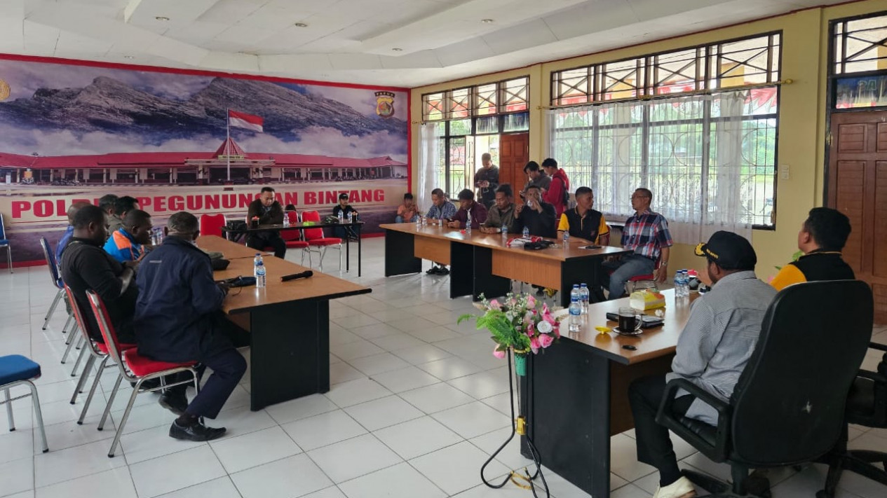 Kabid Humas Polda Papua Benarkan 4 Pekerja Proyek Tower BTS Telkomsel Disandera oleh KKB di Distrik Okbab
            - galeri foto