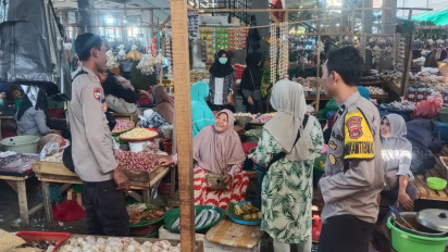 Patroli ke Pasar, Anggota Polsek Sumbawa Imbau Pedagang Waspada Uang Palsu