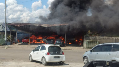 Diduga Korsleting Listrik, 10 Mobil dan 1 Sepeda Motor di Sebuah Bengkel Cat Hangus Terbakar