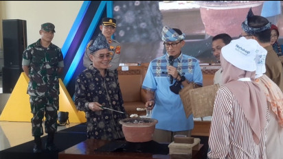 Berkunjung ke Ogan Ilir, Sandiaga Uno Ditantang Masak Makanan Khas Daerah Itu