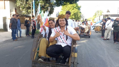 Yoda Jebolan Indonesia Idol Naik Becak Mendaftar ke KPU Bersama 50 Bacaleg Partai Gerindra Kebumen