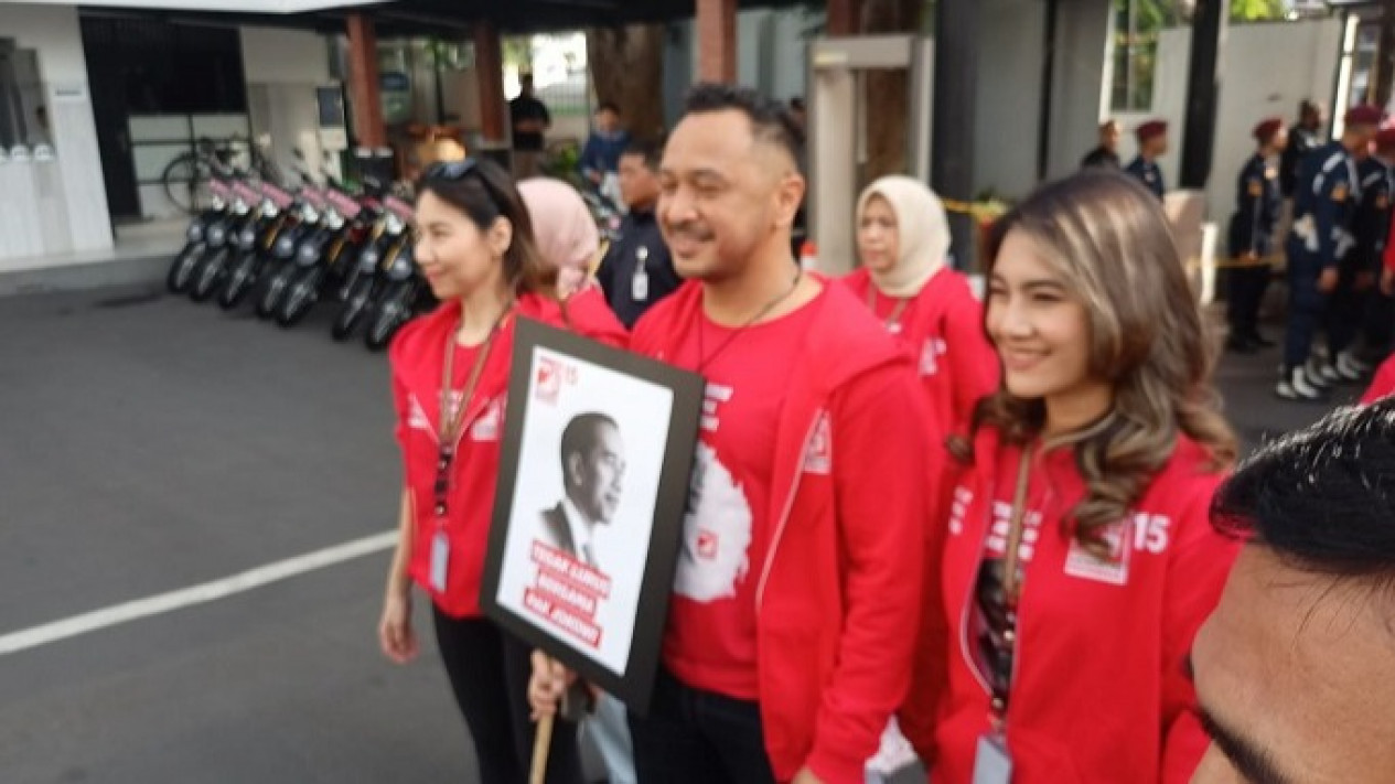 Daftar Bacaleg ke KPU, Giring Bawa Poster Wajah Jokowi: Kami PSI, Kami Jokowi
            - galeri foto