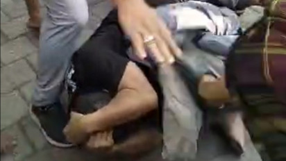 Kepergok Curi Motor, Dua Pemuda Babak Belur Dimassa di Alun-alun Kraksaan Probolinggo