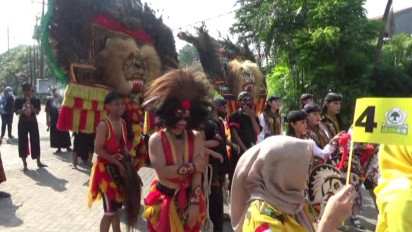 Diiringi Hadrah dan Reog, Partai Golkar Serahkan Nama Bacaleg ke KPUD Jatim
