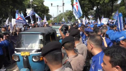 Unik! Ramai-ramai Bajaj Biru Ikut Antarkan AHY Mendaftarkan 580 Bacaleg Demokrat ke KPU RI