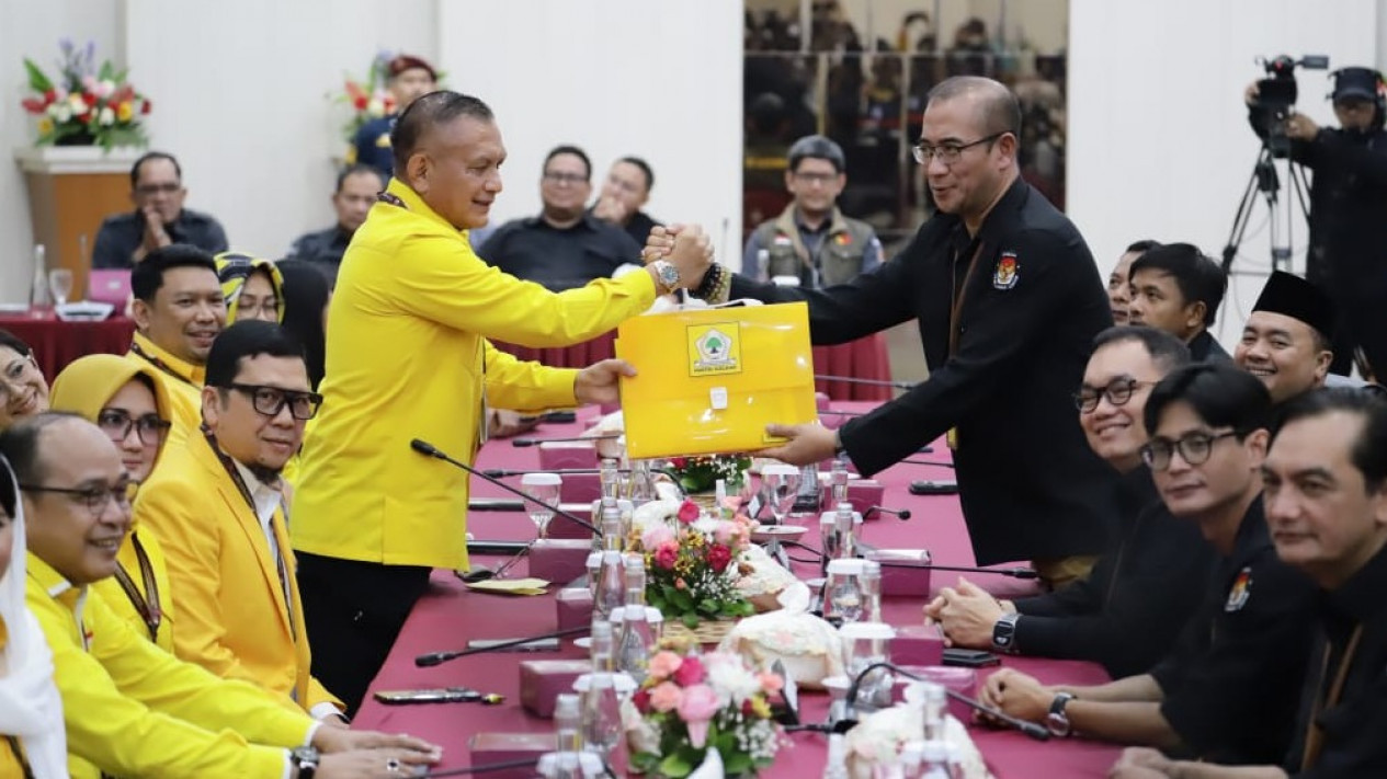 Golkar Malam-malam Daftarkan 580 Bacaleg DPR ke KPU
            - galeri foto