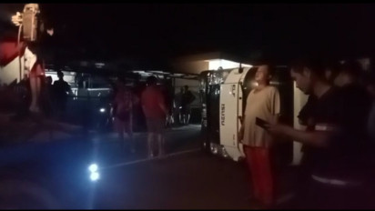 Melaju Kencang Tak Terkendali, Mobil Boks Pengangkut Roti Tabrak Tiang Telpon Hingga Terguling di Tasikmalaya