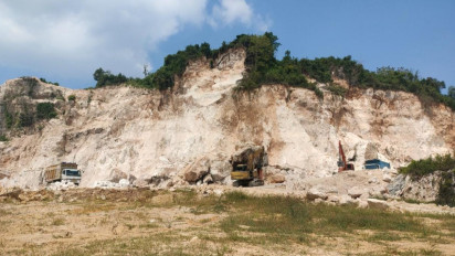 Viral, Detik-detik terjadi Longsoran Berulangkali, di Tambang Gunung Kapur, Gresik