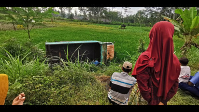 Sopir Hilang Kendali, Sebuah Dump Truk Terguling di Jalur Lintas Selatan Lumajang
