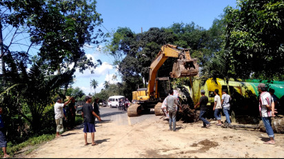 Polisi Evakuasi Bangkai Truk CPO yang Masuk Jurang di Desa Parsalakan Tapanuli Selatan