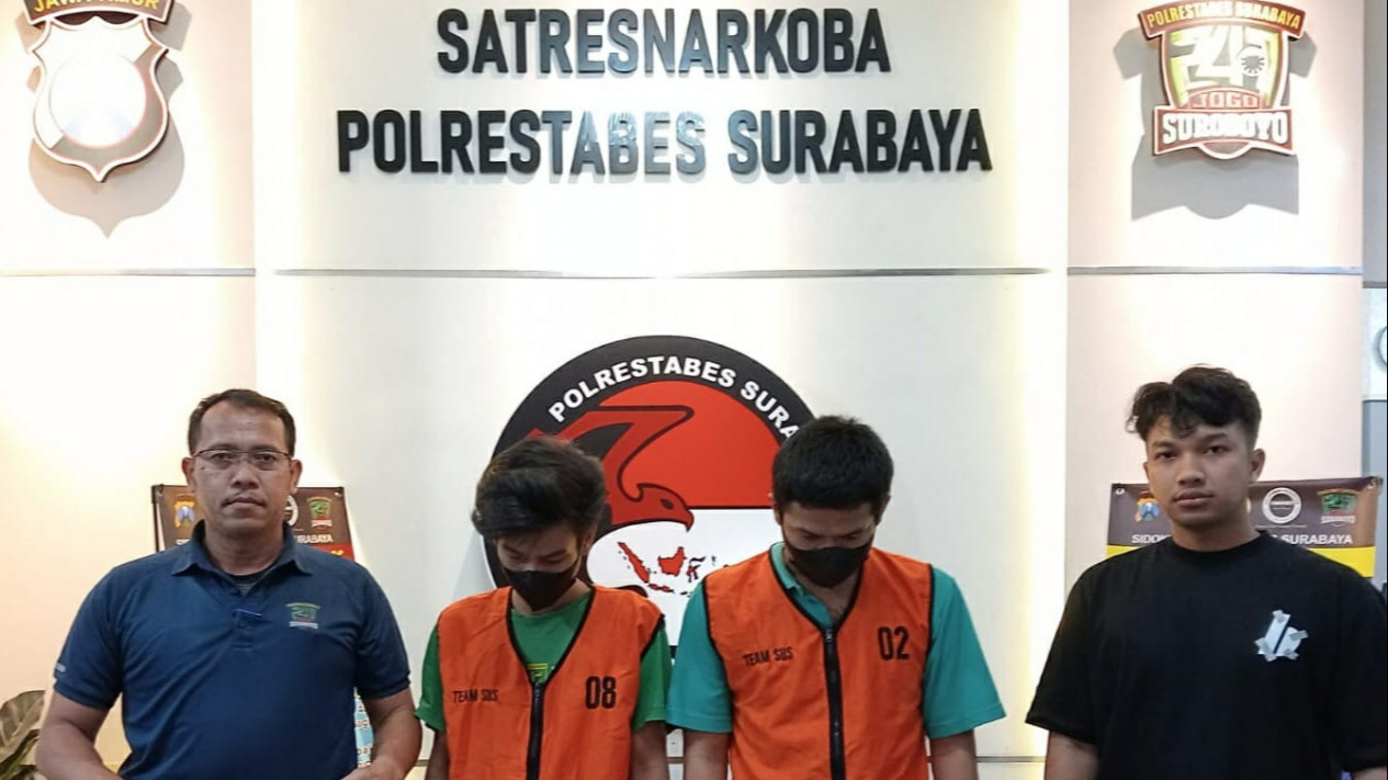 Polisi Grebek Apartemen Narkoba di Surabaya, 2 Pria Diamankan
            - galeri foto