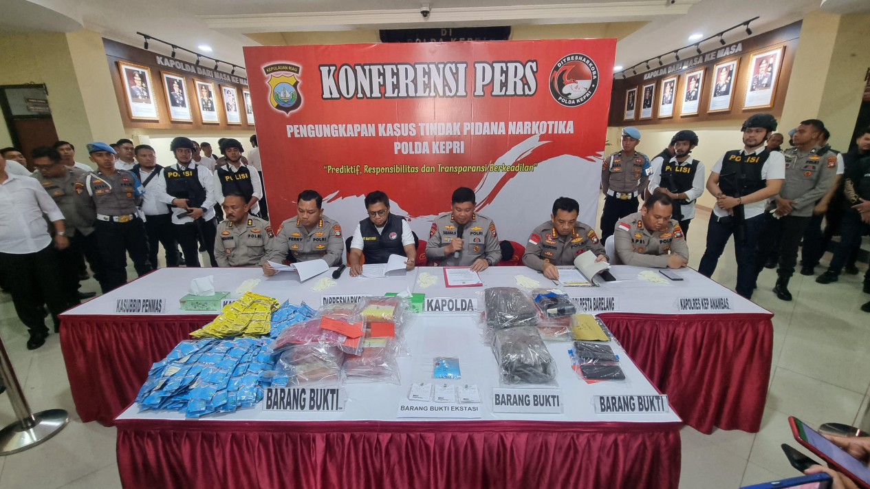 Polda Kepri Sita Berbagai Jenis Narkotika dari Kokain Hingga Ganja
            - galeri foto