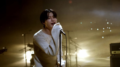 Tampil Powerful, WOODZ Nyanyikan "Drowning" secara Live di Klip Terbaru