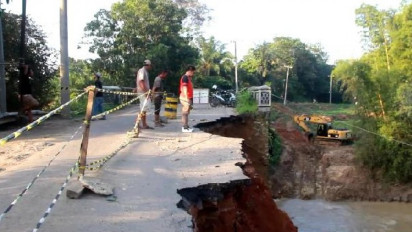 Jembatan Penghubung Antar Kabupaten di Lampung Ambrol dan Nyaris Putus, Arus Kendaraan Dialihkan
