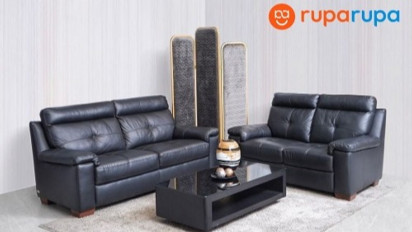 4 Tips Menata Ruang Tamu dengan Sofa Hitam