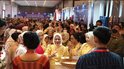 HUT Dekranas ke-43 di Kota Medan, Ibu Negara Iriana Jokowi Hampiri Pengrajin UMKM
