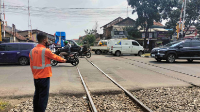 Dapat Penghargaan, Petugas Penjaga Perlintasan KA di Bandung, Setelah Viral Video Penyelamatan Warga yang Nyaris Tertabrak