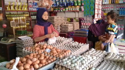 Harga Telur di Kediri Tembus 32 ribu, Penjual : Stok dari Peternak Kurang