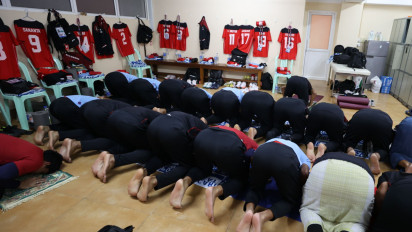 Para Pemain Timnas Indonesia U-22 Salat Magrib Berjemaah Jelang Laga Final SEA Games 2023 Melawan Thailand