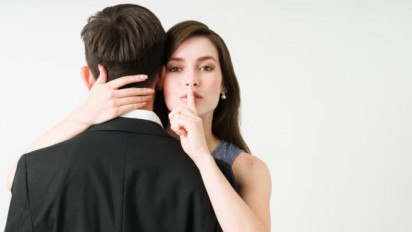 Istri Merahasiakan Laki-Laki Lain, Wajibkan Suami Mencerainya? Ini Penjelasan Buya Yahya