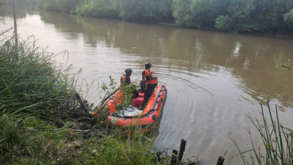 Perahu Tim Suvivor Unair Kandas saat ke Lokasi Ikan Paus Mati, Rescue Basarnas Dikerahkan untuk Mengevakuasi