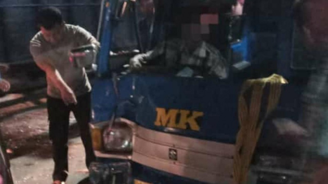 Mikrolet Oleng Tabrak Truk Tebu di Kota Malang, Sopir Terjepit Bodi Mobil
            - galeri foto